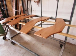 Stůl na Black Jack 210x110x77 cm zakázková výroba ČR - nohy typu "H", přírodní lakovaný buk připravené ke kompletaci. 