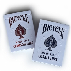 Hrací karty Bicycle MetalLuxe Crimson Luxe Playing Cards - ukázka krabiček edic Crimson luxe a Cobalt Luxe. 
